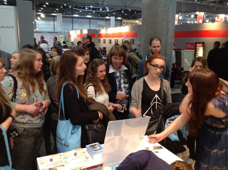 Mona Kasten signiert