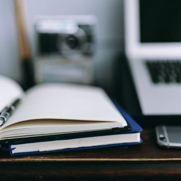 offenes Notizbuch Laptop